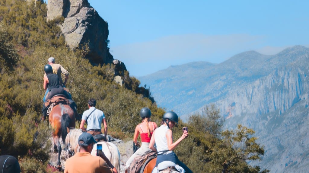 Grupo ascendiendo por la montaña