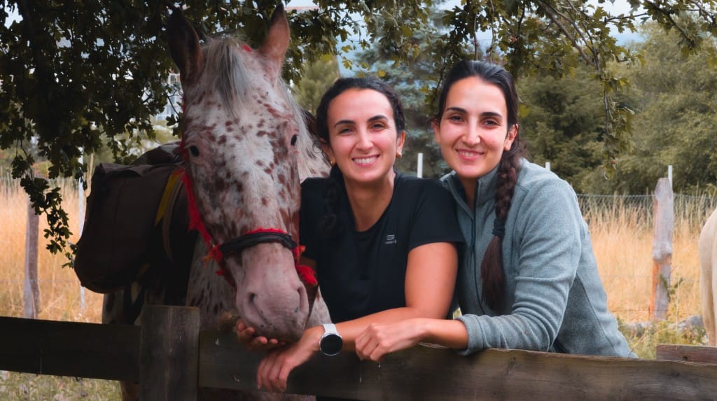 Dos participantes con caballo